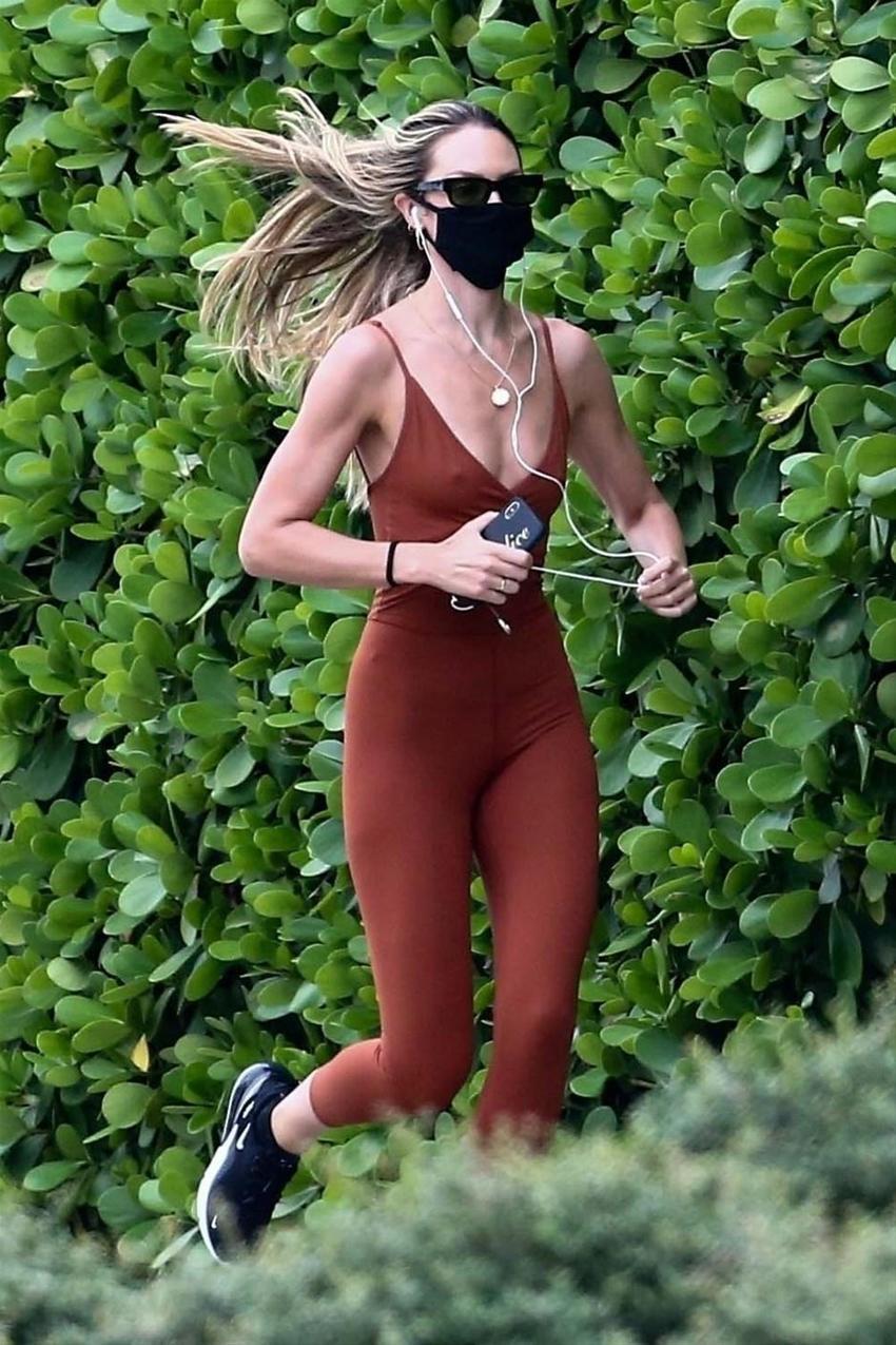 Candice Swanepoel koşuya çıktı, maskeyi çıkarmadı!