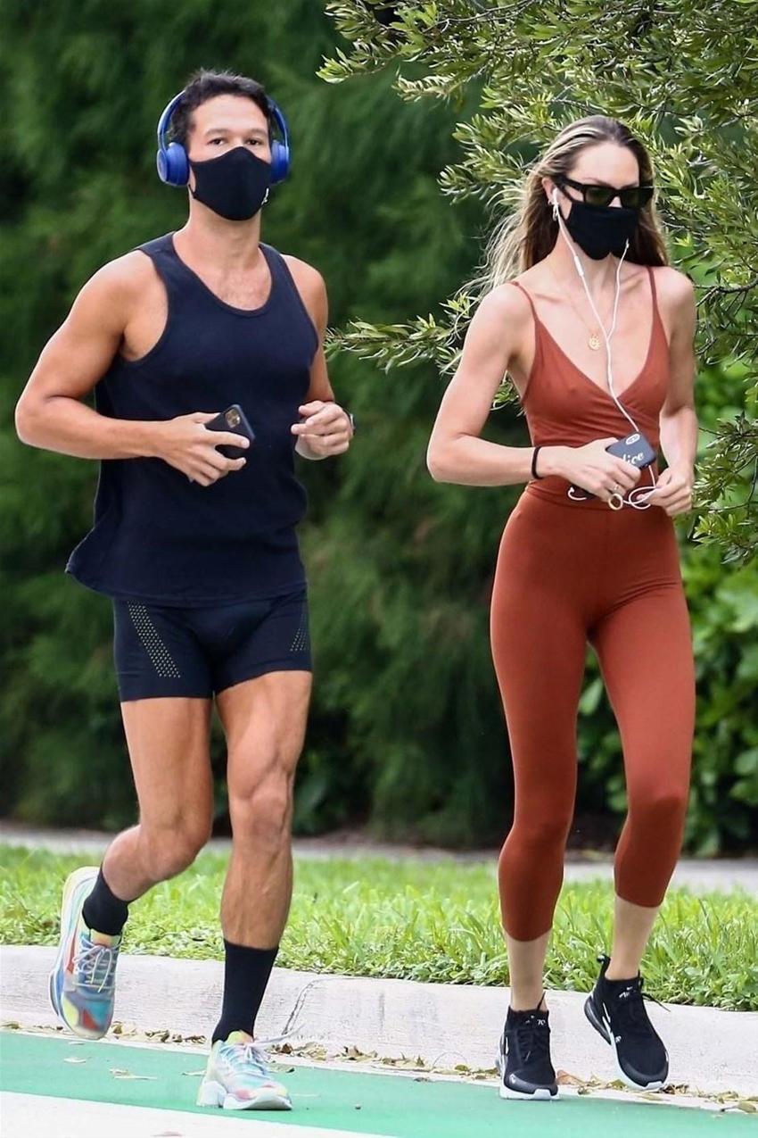 Candice Swanepoel koşuya çıktı, maskeyi çıkarmadı!