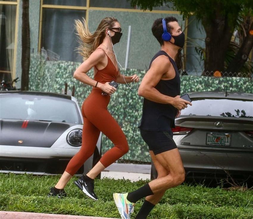 Candice Swanepoel koşuya çıktı, maskeyi çıkarmadı!