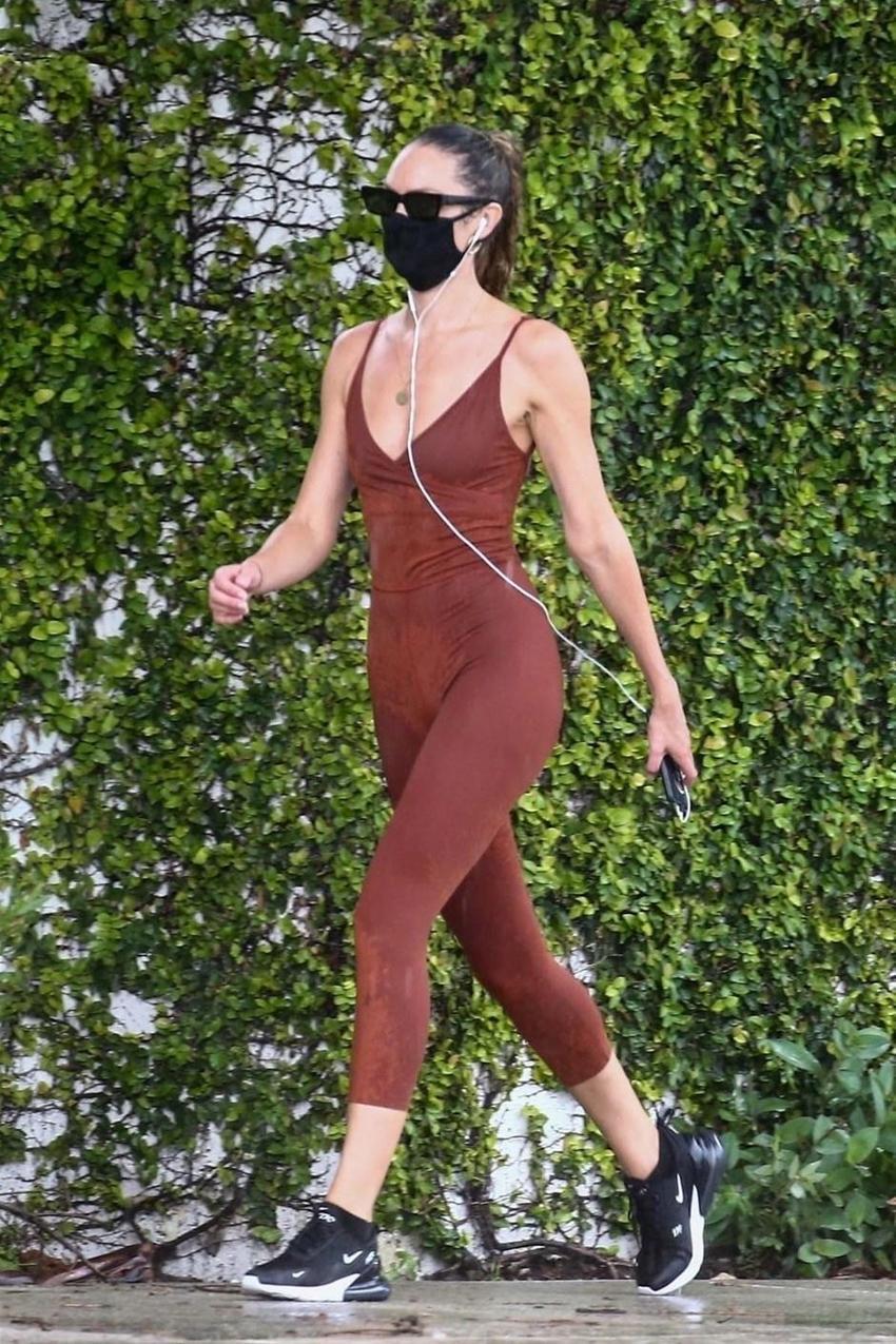 Candice Swanepoel koşuya çıktı, maskeyi çıkarmadı!