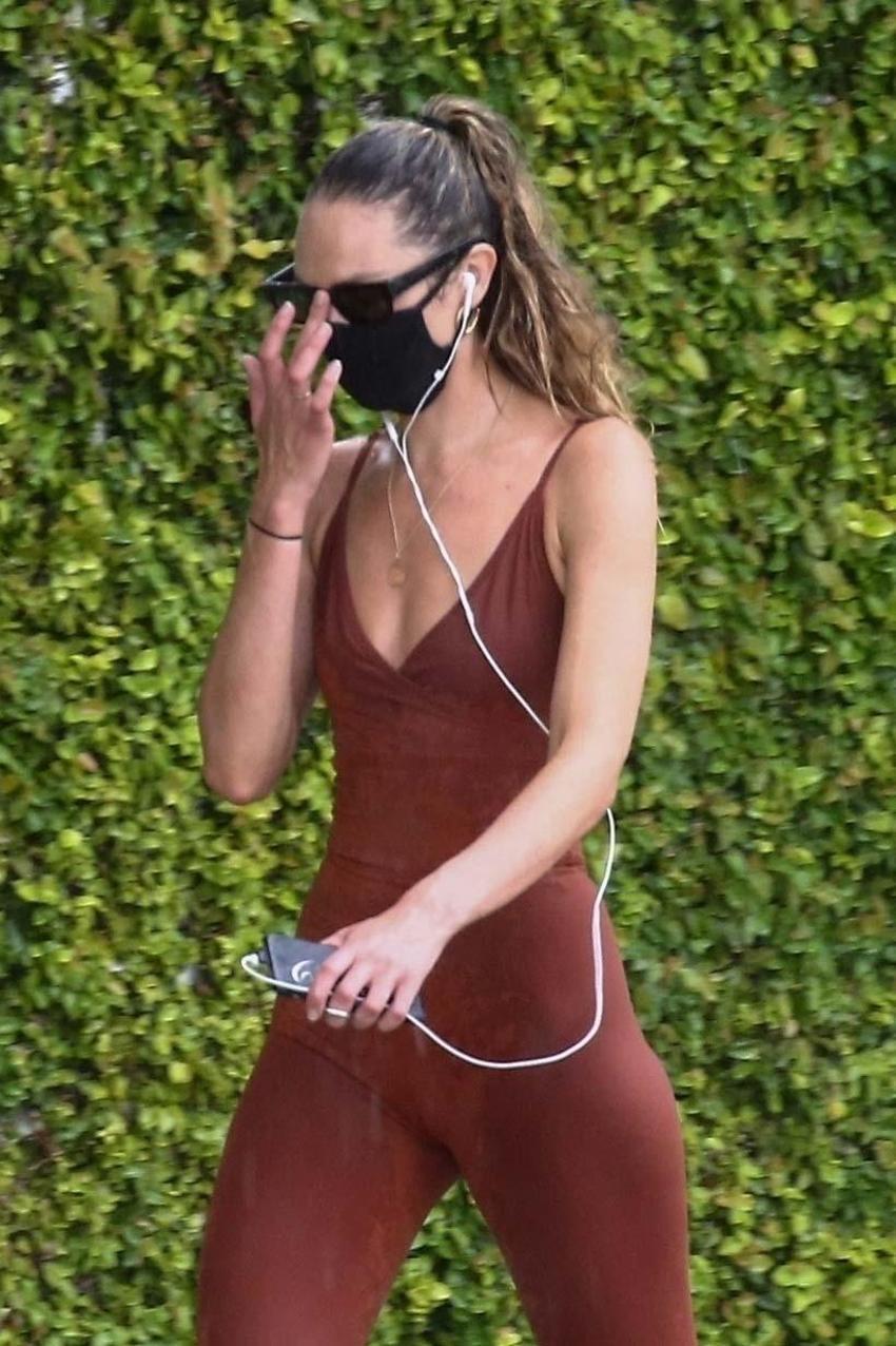 Candice Swanepoel koşuya çıktı, maskeyi çıkarmadı!