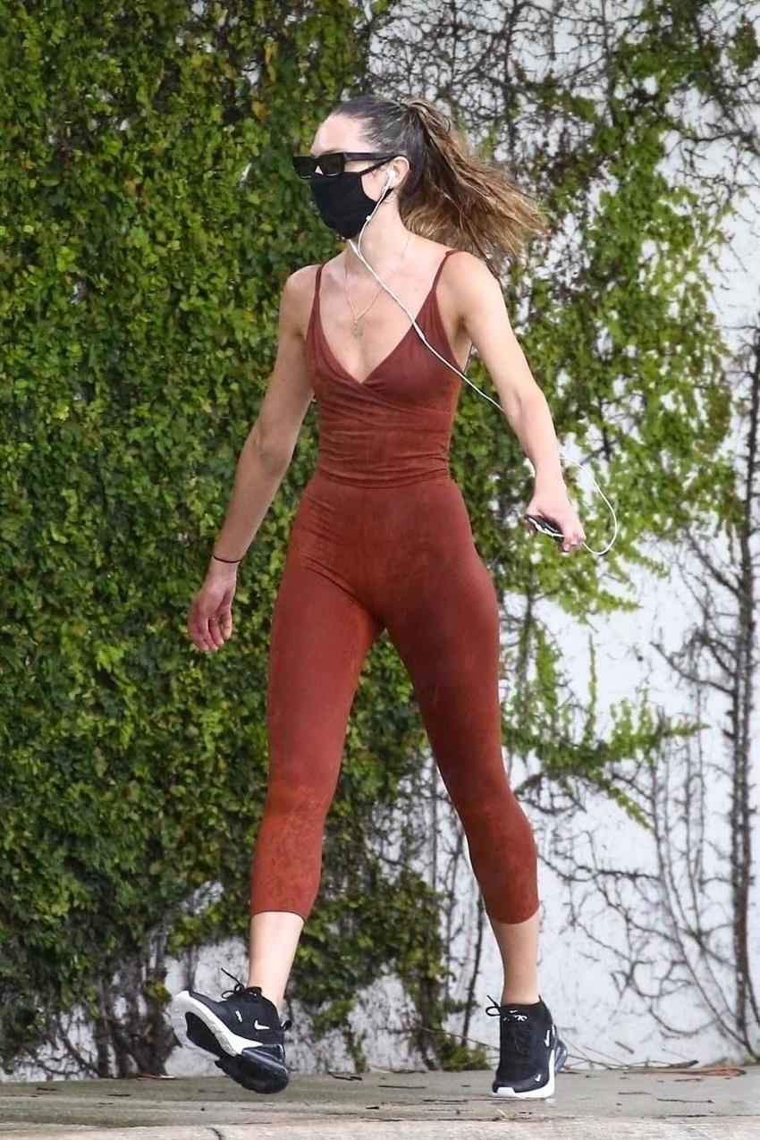 Candice Swanepoel koşuya çıktı, maskeyi çıkarmadı!