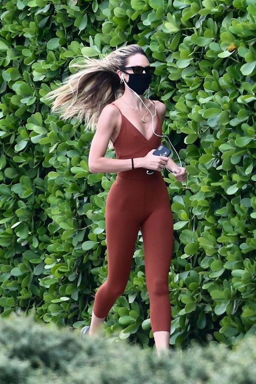 Candice Swanepoel koşuya çıktı, maskeyi çıkarmadı!