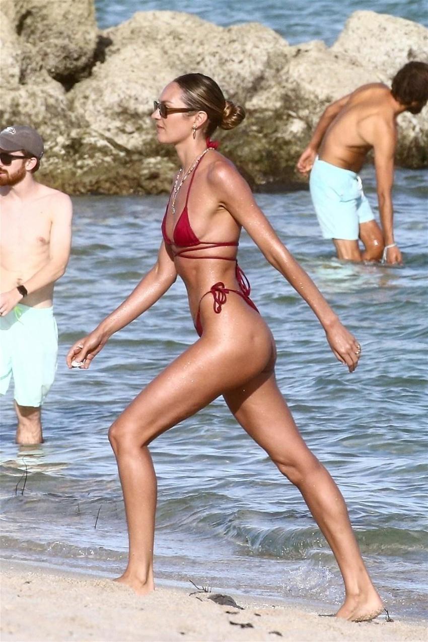 Candice Swanepoel kırmızı bikinisiyle ortalığı yaktı,geçti!