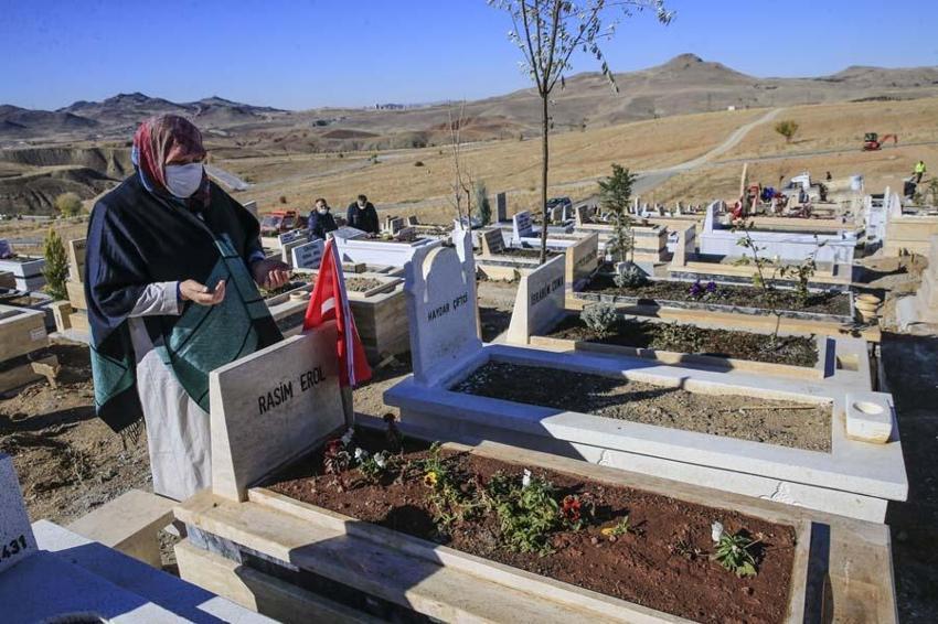 Türkiye'nin koronavirüs gerçeği! İşte Ortaköy Mezarlığı...