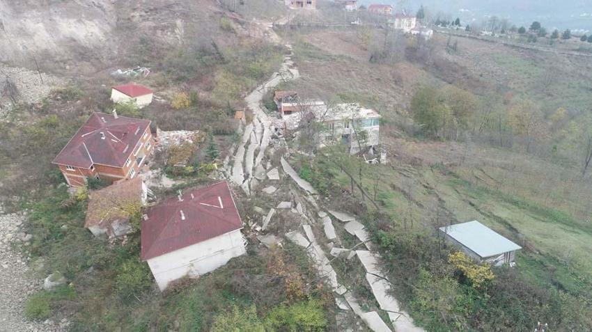 Heyelanlı mahalle, hayalet kente döndü!