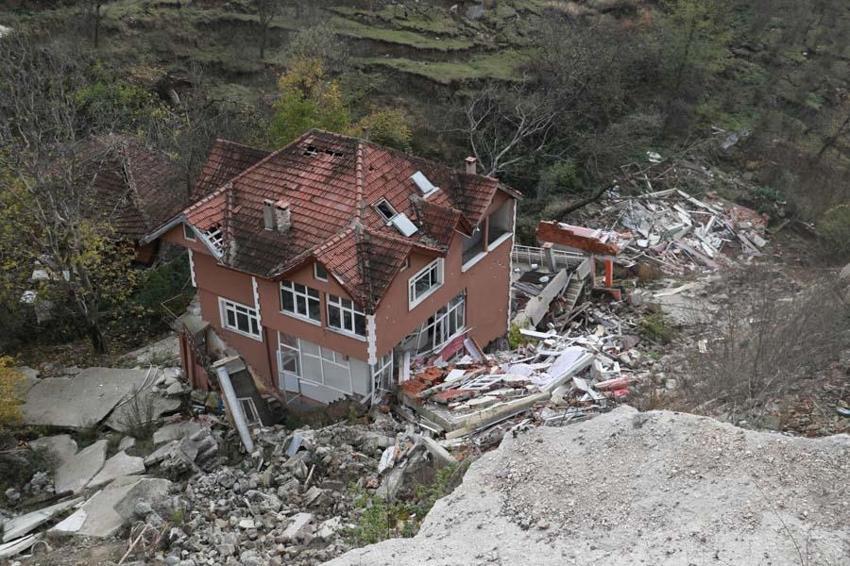 Heyelanlı mahalle, hayalet kente döndü!