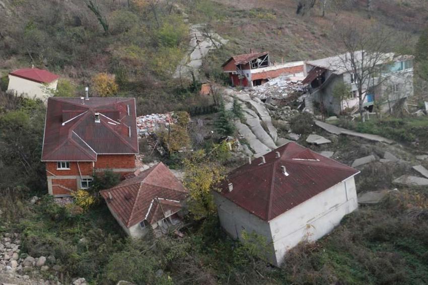 Heyelanlı mahalle, hayalet kente döndü!