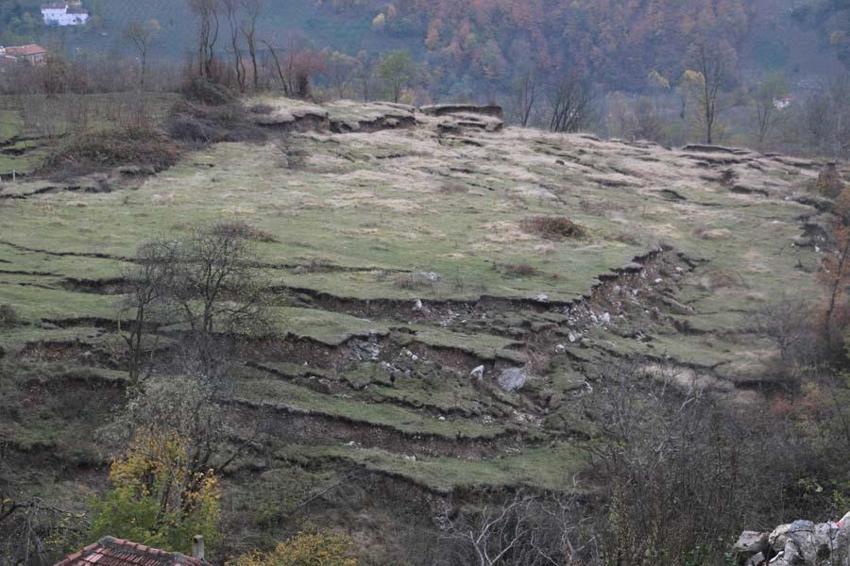 Heyelanlı mahalle, hayalet kente döndü!