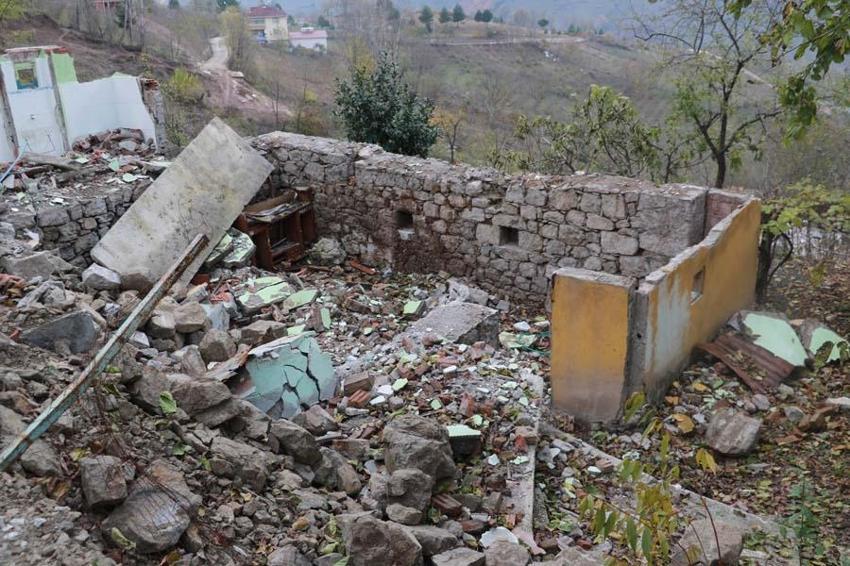 Heyelanlı mahalle, hayalet kente döndü!