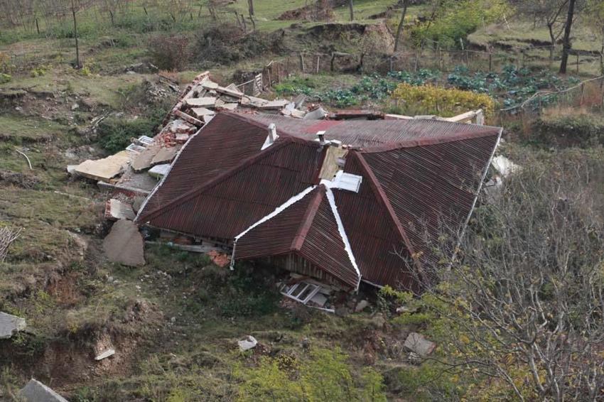 Heyelanlı mahalle, hayalet kente döndü!