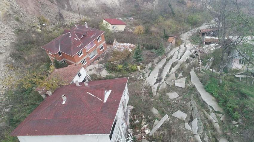 Heyelanlı mahalle, hayalet kente döndü!