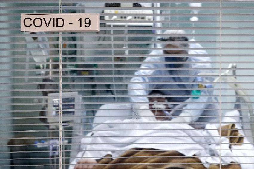 Koronavirüste rezalet patladı! Swinger partisine yüzlerce kişi katıldı, ülke alarma geçti...