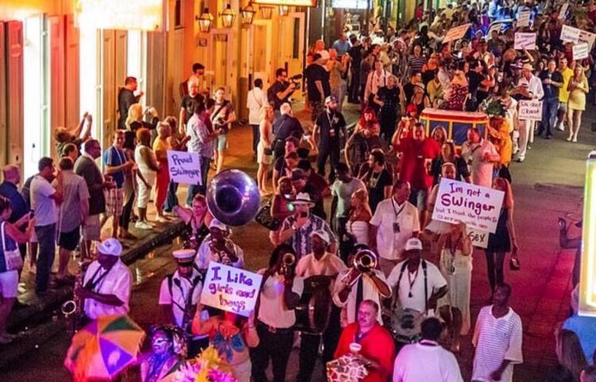 Koronavirüste rezalet patladı! Swinger partisine yüzlerce kişi katıldı, ülke alarma geçti...