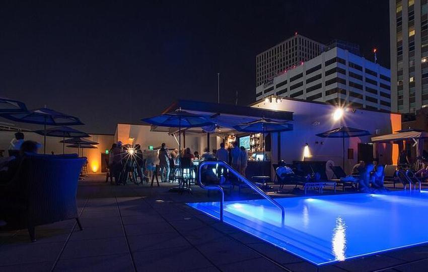 Koronavirüste rezalet patladı! Swinger partisine yüzlerce kişi katıldı, ülke alarma geçti...