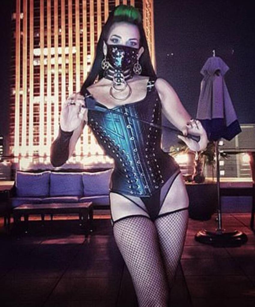Koronavirüste rezalet patladı! Swinger partisine yüzlerce kişi katıldı, ülke alarma geçti...