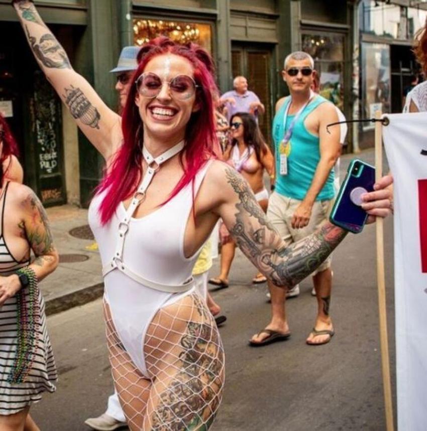 Koronavirüste rezalet patladı! Swinger partisine yüzlerce kişi katıldı, ülke alarma geçti...