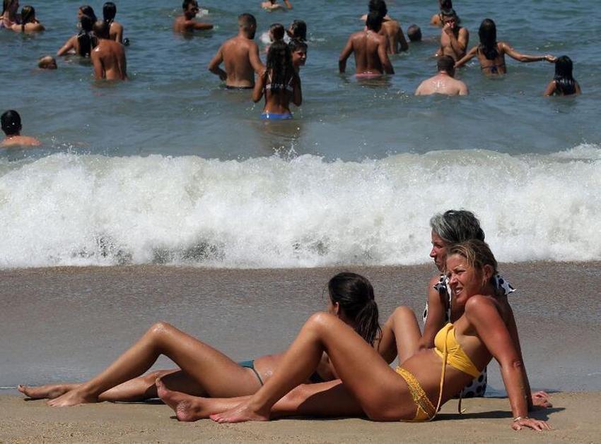 Koronavirüste rezalet patladı! Swinger partisine yüzlerce kişi katıldı, ülke alarma geçti...
