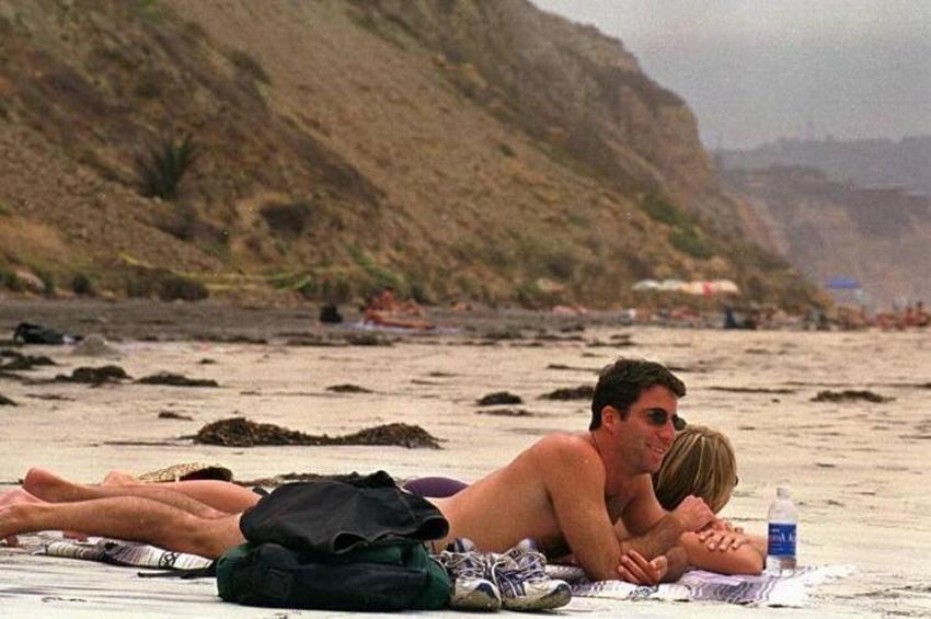 Koronavirüste rezalet patladı! Swinger partisine yüzlerce kişi katıldı, ülke alarma geçti...
