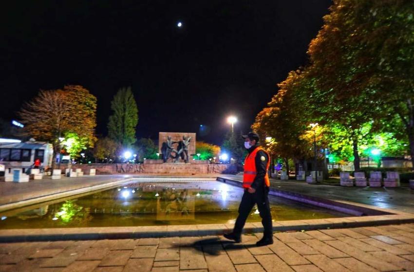 Hafta içi ve hafta sonu sokağa çıkma yasağı! Flaş açıklama geldi...