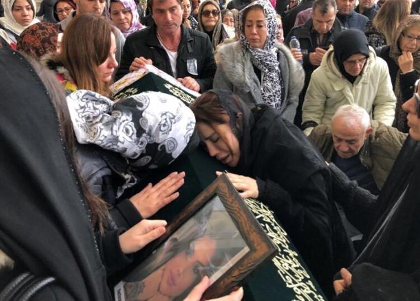 Türkücü Ceylan vefat eden yeğenini andı! 'Sensiz geçen bir yıl...'