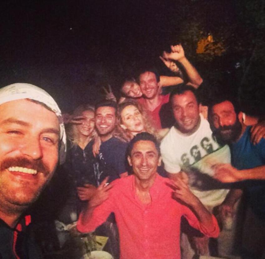 Arda Öziri'nin en yakın arkadaşı ile eski nişanlısı evlendi