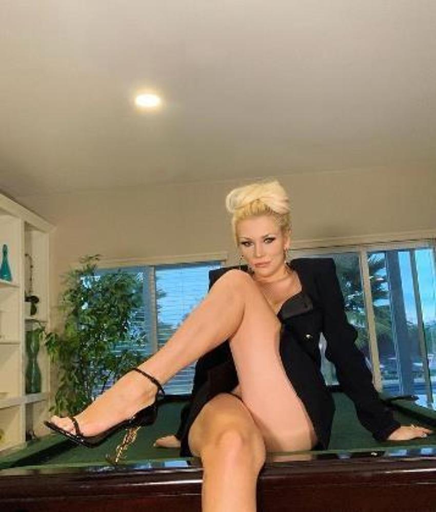 Courtney Stodden bilardo masasının üstüne çıktı! Sosyal medya sallandı...