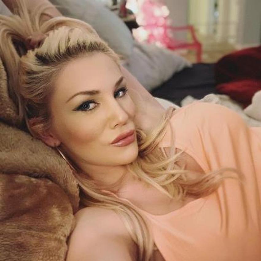 Courtney Stodden bilardo masasının üstüne çıktı! Sosyal medya sallandı...