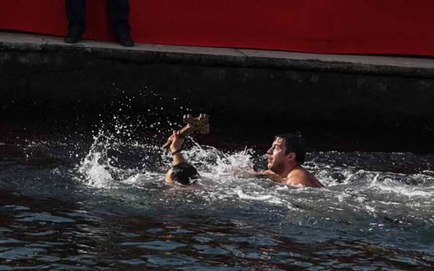 İstanbul'da haç çıkarma töreni gerçekleştirildi! Sadece 2 kişi...