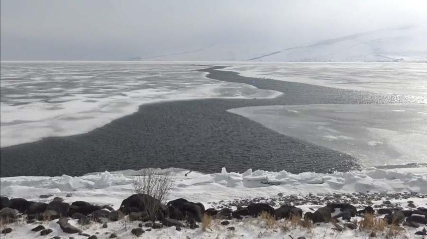 Çıldır Gölü'nde iki farklı manzara! Görenler hayrete düştü...