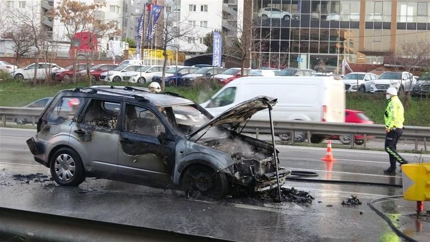 İstanbul'un göbeğinde korkutan olay! Cayır cayır yandı