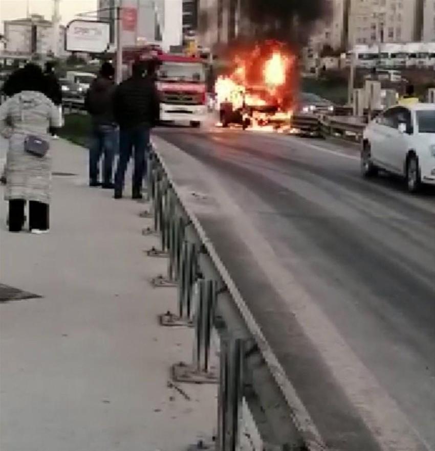 İstanbul'un göbeğinde korkutan olay! Cayır cayır yandı