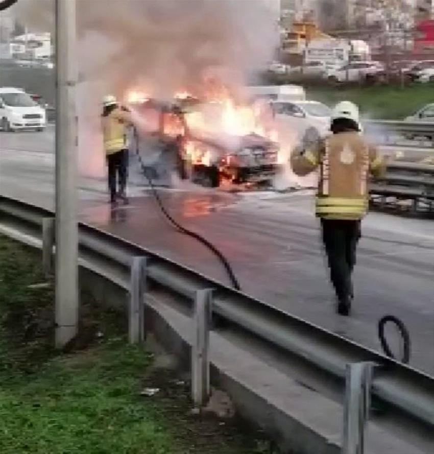 İstanbul'un göbeğinde korkutan olay! Cayır cayır yandı