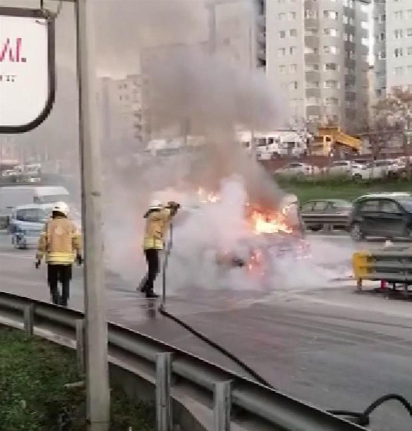 İstanbul'un göbeğinde korkutan olay! Cayır cayır yandı