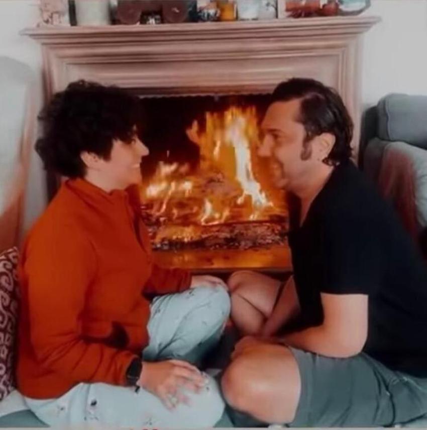 Halil Sezai ile Melike Beşli'nin şömine romantizmi! 'Sen hep gül'