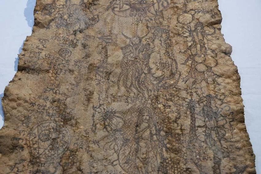 Şanlıurfa'da Ortaçağ'a ait ve Mısır kökenli olduğu değerlendirilen 4 metre piton derisi ele geçirildi