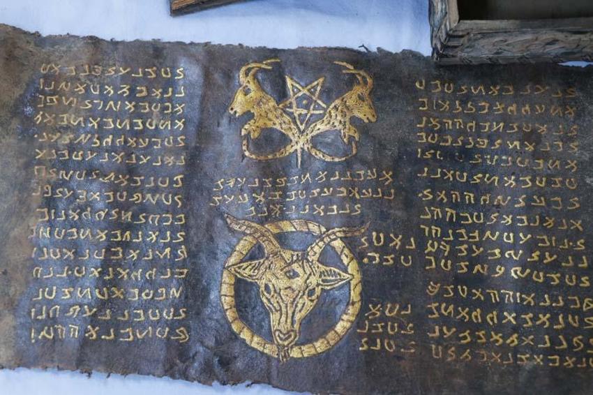 Şanlıurfa'da Ortaçağ'a ait ve Mısır kökenli olduğu değerlendirilen 4 metre piton derisi ele geçirildi