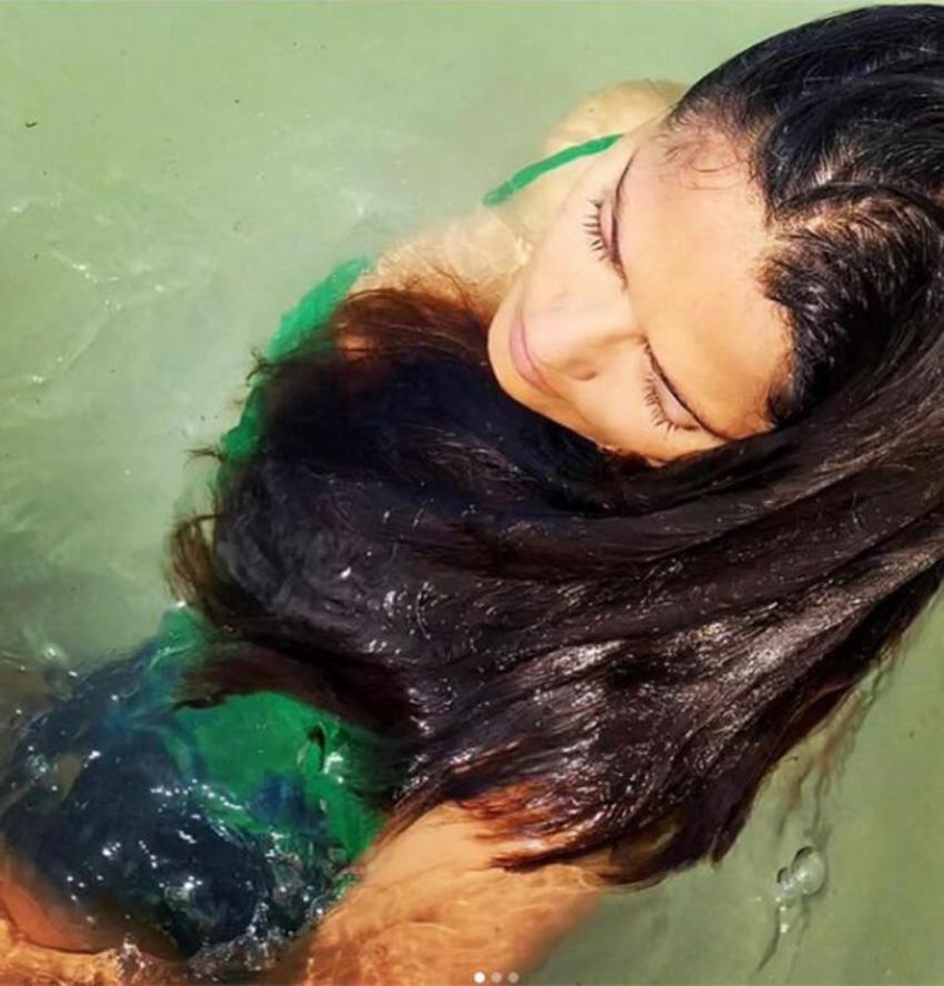 Salma Hayek'ten bikinili paylaşım açıklaması: Fotoğraflarım tükenmek üzere!
