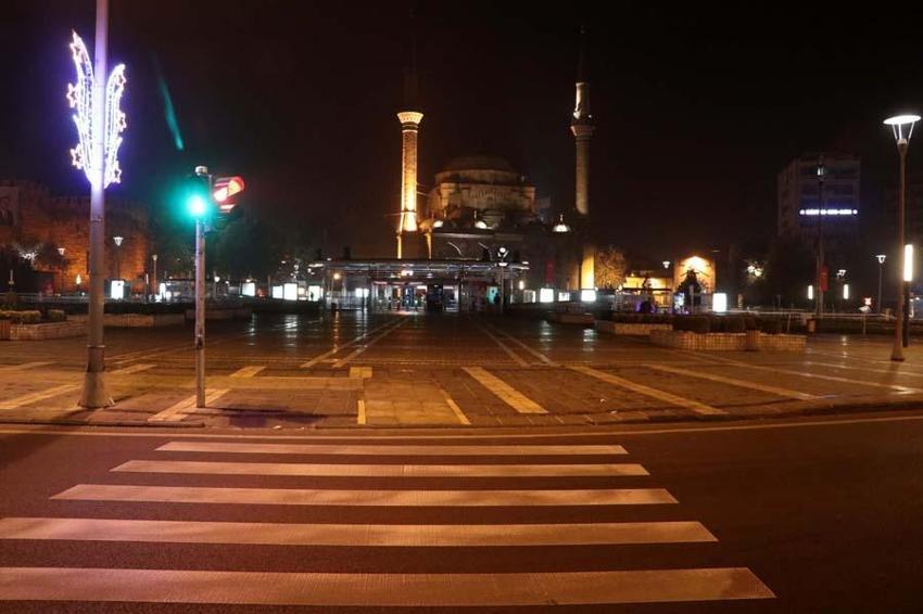 Hafta sonu, hafta içi sokağa çıkma yasakları ile ilgili yeni karar! Bakan duyurdu...