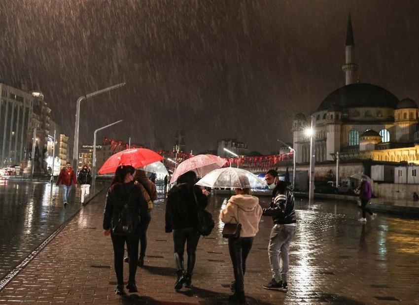 Hafta sonu, hafta içi sokağa çıkma yasakları ile ilgili yeni karar! Bakan duyurdu...