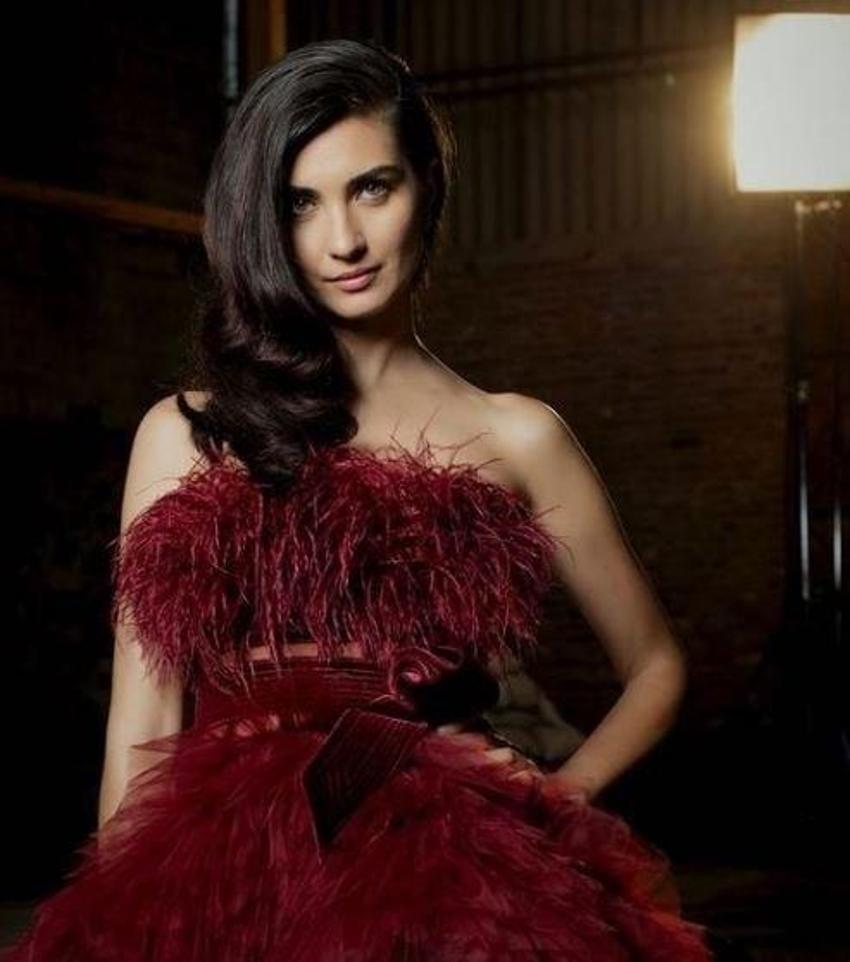 Tuba Büyüküstün’ü tanıyamayacaksınız! Makyajı üç saat sürdü ve...