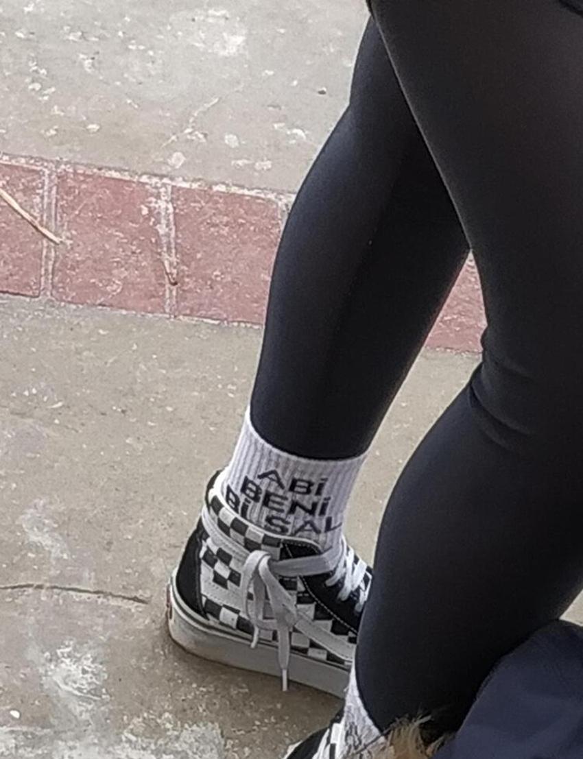 Dilara Aksüyek'ten çoraplı gönderme! 'Abi beni bi' sal'