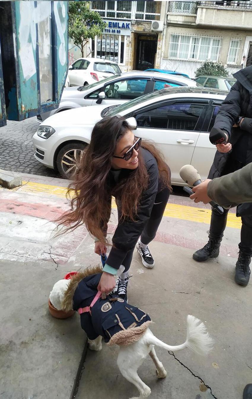 Dilara Aksüyek'ten çoraplı gönderme! 'Abi beni bi' sal'