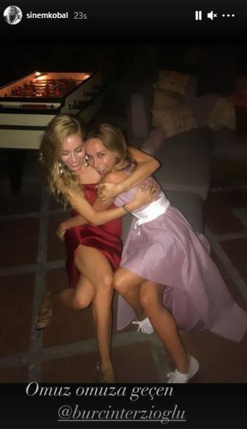 Kucak kucağa kutlama pozuna beğeni yağdı! Sinem Kobal ve Burçin Terzioğlu...