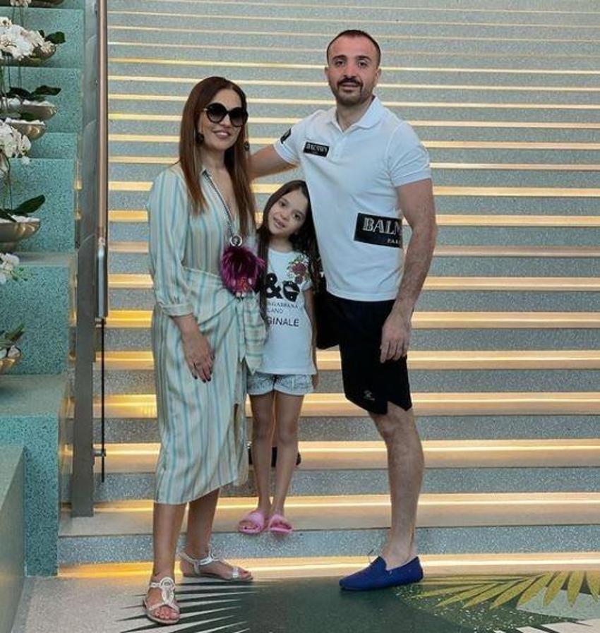 Demet Akalın tatile Dubai'ye gitti! Tektaşının fiyatı şok etti...