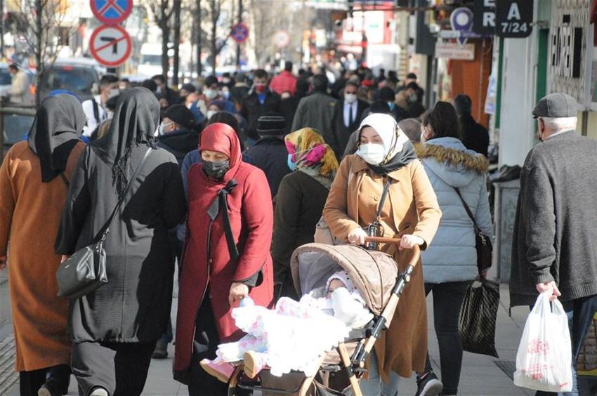 Hafta içi ve hafta sonu sokağa çıkma yasaklarıyla ilgili flaş gelişme! İşte durumu iyi ve kötü olan şehirler