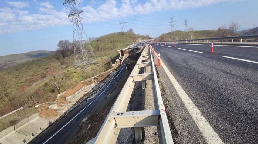 D-655 Karayolu çöktü! 85 metrelik devasa çukur...