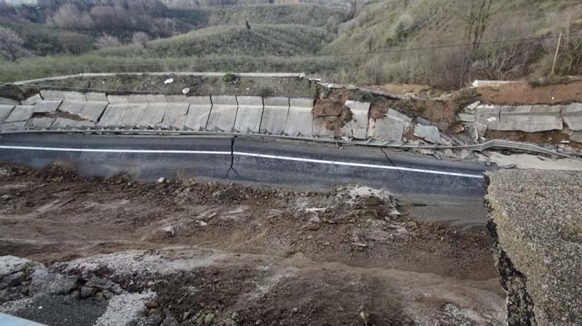 D-655 Karayolu çöktü! 85 metrelik devasa çukur...