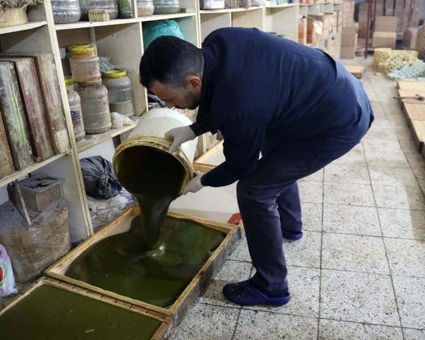 Talep patladı, fiyatı 15 lira! İnci tozundan yapılıyor, kuruması 6 ay sürüyor...