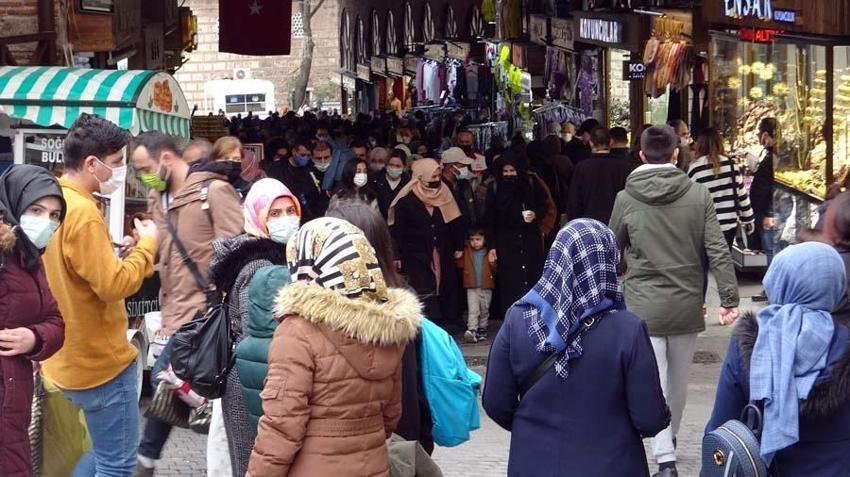 Hafta içi ve hafta sonu sokağa çıkma yasakları ile ilgili yeni karar! Ramazanda tam kapama, peş peşe duyurdular...